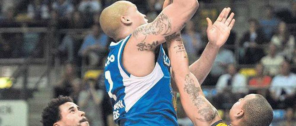 Die Berliner Mauer steht. Auch heute im zweiten Halbfinale gegen Frankfurt setzt Alba auf die Abwehrstärke von Immanuel McElroy. Foto: dpa