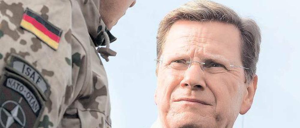 Truppenbesuch in Afghanistan. Im Auswärtigen Amt gilt das Verhältnis von Außenminister Westerwelle (FDP) zur Bundeswehr – hier bei einem Besuch in Kundus im Januar – fast schon als „neurotisch“. Foto: Reuters