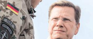 Truppenbesuch in Afghanistan. Im Auswärtigen Amt gilt das Verhältnis von Außenminister Westerwelle (FDP) zur Bundeswehr – hier bei einem Besuch in Kundus im Januar – fast schon als „neurotisch“. Foto: Reuters
