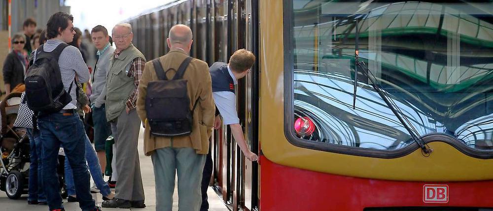 In Wartestellung. Auf einigen Linien geht der Pendelverkehr weiter.