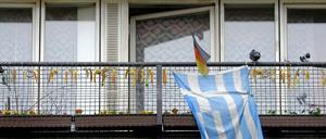 Eine griechische und eine deutsche Flagge hängen am Balkon einer Wohnung im sogenannten Sozialpalast in Berlin - Schöneberg.