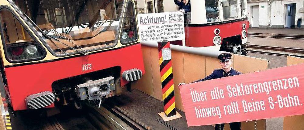 Und rollt und rollt. Es gab Zeiten, da konnte die S-Bahn nicht einmal der Eiserne Vorhang aufhalten. Daran erinnert das Verkehrsunternehmen gemeinsam mit dem Verein Historische S-Bahn am Wochenende in der Betriebswerkstatt in Erkner (Sonnabend und Sonntag jeweils 11–18 Uhr).