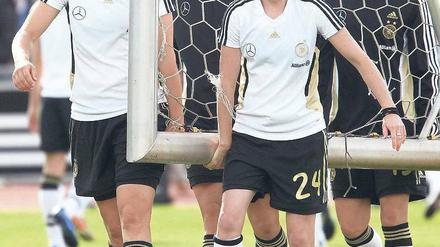 Einer trage des anderen Tor. Die Nationalspielerinnen üben in ihren Trainingslagern vor der Weltmeisterschaft ganz nebenbei noch Kondition. Foto: dpa