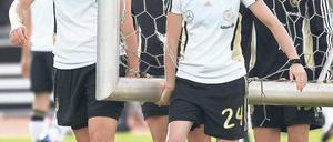 Einer trage des anderen Tor. Die Nationalspielerinnen üben in ihren Trainingslagern vor der Weltmeisterschaft ganz nebenbei noch Kondition. Foto: dpa