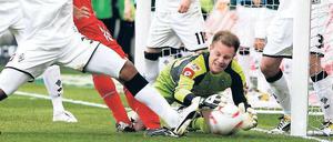 Mit der Gier nach Erfolg. Marc-André ter Stegen (hier in seinem Bundesliga-Debüt gegen Köln) hat Gladbachs Abwehr stabilisiert. 