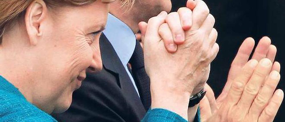 Seite an Seite. Bundeskanzlerin Merkel stellt sich Atomsicherheit anders vor als der französische Premier Sarkozy. Darum soll es in Deauville gehen. Foto: Larry Downing/Reuters