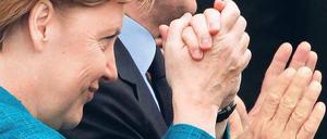 Seite an Seite. Bundeskanzlerin Merkel stellt sich Atomsicherheit anders vor als der französische Premier Sarkozy. Darum soll es in Deauville gehen. Foto: Larry Downing/Reuters