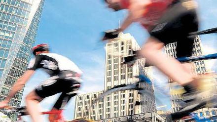 Doppelte Kraftprobe. Rund 15 000 Radfahrer treten am Sonntag zum Velothon an. Das Radrennen wird auf einer 60- und einer 120-Kilometer-Strecke ausgetragen. Bereits am heutigen Sonnabend startet ein Kinderrennen auf der Straße des 17. Juni. Foto: dapd/Gottschalk
