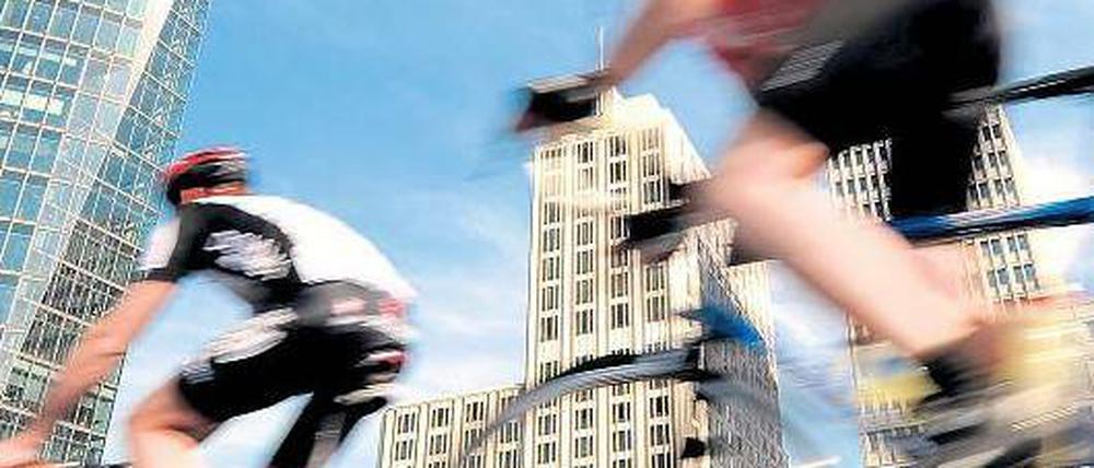 Doppelte Kraftprobe. Rund 15 000 Radfahrer treten am Sonntag zum Velothon an. Das Radrennen wird auf einer 60- und einer 120-Kilometer-Strecke ausgetragen. Bereits am heutigen Sonnabend startet ein Kinderrennen auf der Straße des 17. Juni. Foto: dapd/Gottschalk