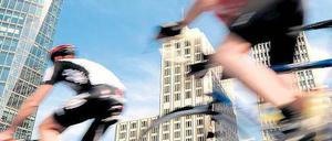 Doppelte Kraftprobe. Rund 15 000 Radfahrer treten am Sonntag zum Velothon an. Das Radrennen wird auf einer 60- und einer 120-Kilometer-Strecke ausgetragen. Bereits am heutigen Sonnabend startet ein Kinderrennen auf der Straße des 17. Juni. Foto: dapd/Gottschalk