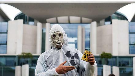 Ein "Ökodiktator" protestiert vor dem Kanzleramt.