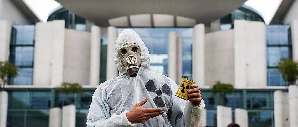 Ein "Ökodiktator" protestiert vor dem Kanzleramt.