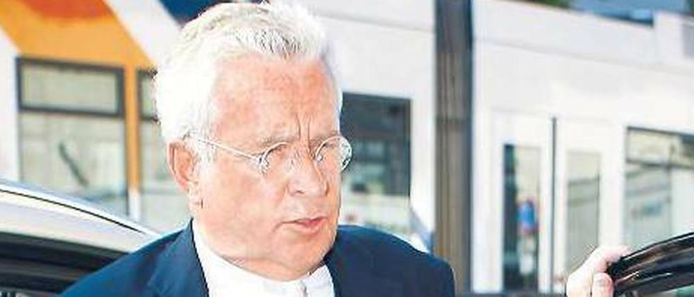 Verteidiger Johann Schwenn trägt bei Gericht grundsätzlich rote Socken. Damit das jeder sieht, stieg er auch am Dienstag langsam aus dem Wagen. Er schafft es, dass die Socken auch noch dann für kurze Zeit zu sehen sind, wenn er schon aufrecht steht. Offenbar schafft er das, indem er die Oberschenkel beim Herausdrehen aus dem Wagen zusammenhält, so dass die Hose einen Moment angehoben bleibt. 