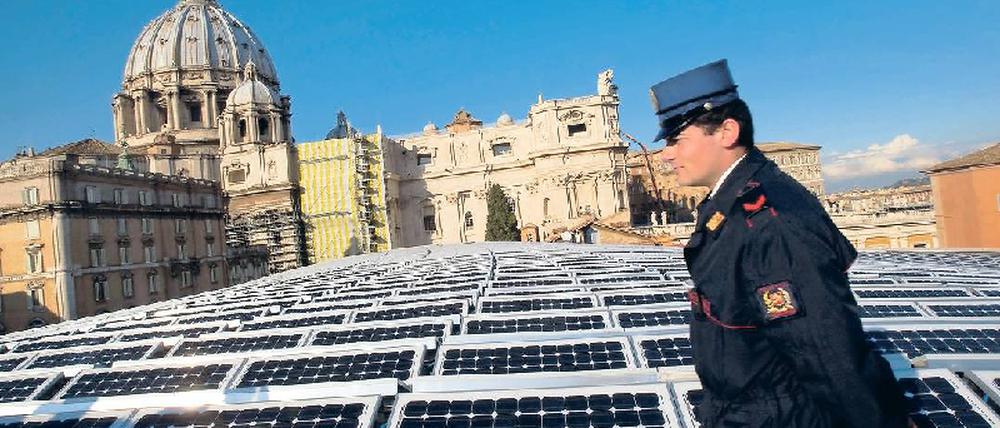 Grüne Energie für den Vatikanstaat. Die Solaranlage auf dem Dach der Audienzhalle von Papst Benedikt XVI. versorgt rund 100 Haushalte mit Strom. Foto: Reuters