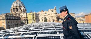 Grüne Energie für den Vatikanstaat. Die Solaranlage auf dem Dach der Audienzhalle von Papst Benedikt XVI. versorgt rund 100 Haushalte mit Strom. Foto: Reuters