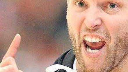 Gebt nochmal Gas, Jungs. Füchse-Trainer Sigurdsson macht wieder Druck. Foto: dpa
