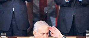 Stehender Applaus - aber nicht von allen im US-Kongress. Und Israels Premier Netanjahu (Mitte) hatte mit seiner Rede ohnehin die Wähler daheim im Blick. Foto: Jim Lo Scalzo/dpa