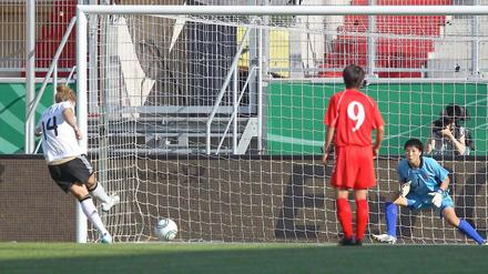 Kim Kulig trifft per Elfmeter zum 1:0 für Deutschland.