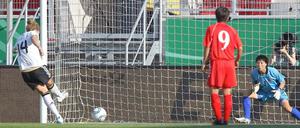 Kim Kulig trifft per Elfmeter zum 1:0 für Deutschland.