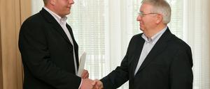 Polizeipräsident Dieter Glietsch (rechts) ehrt den couragierten Helfer.