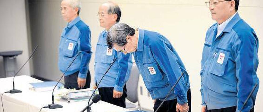 Büßer in Blau. Der scheidende Tepco-Präsident Masataka Shimizu (Mitte) übt sich in Demut.