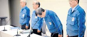 Büßer in Blau. Der scheidende Tepco-Präsident Masataka Shimizu (Mitte) übt sich in Demut.
