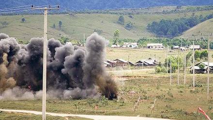 Tödliches Spiel. Minenräumer in Laos machen undetonierte Streubomben unschädlich. Die Sprengkörper stammen noch aus dem Vietnamkrieg. Viele von ihnen sehen aus wie Spielzeug, darum sterben besonders häufig Kinder. 