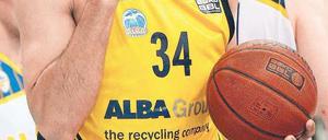 Geballte Kraft. Yassin Idbihi und Alba rangen Oldenburg nieder. Foto: Ottke