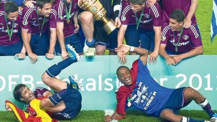 Viva la copa. Im Liegen, aber mit der spanischen Flagge in der Hand, bejubelt Schalkes Raúl (l.) ausgelassen den Gewinn seines ersten nationalen Pokals. 