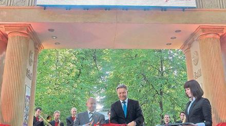 Unterm Torbogen. Wowereit wirbt in Moskau für Berlin. Foto: dpa