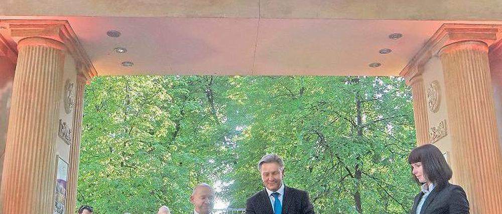 Unterm Torbogen. Wowereit wirbt in Moskau für Berlin. Foto: dpa