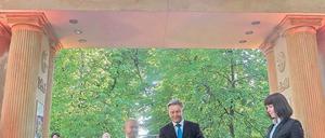 Unterm Torbogen. Wowereit wirbt in Moskau für Berlin. Foto: dpa