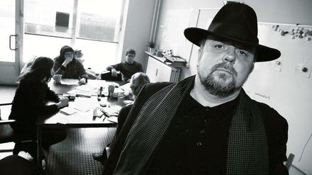 Stein des Anstoßes: Harald Ehlert, der Gesellschafter der Treberhilfe im Büro in der Yorckstraße.