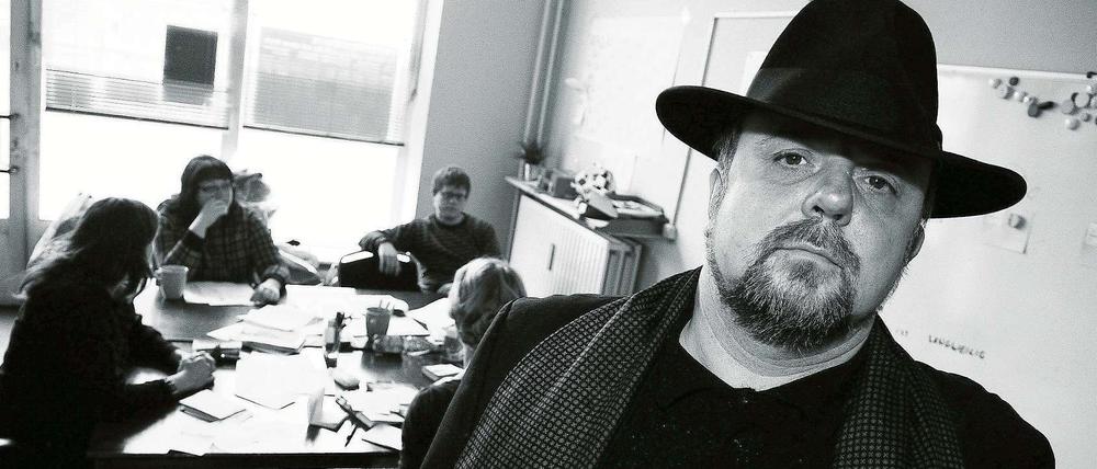 Stein des Anstoßes: Harald Ehlert, der Gesellschafter der Treberhilfe im Büro in der Yorckstraße.