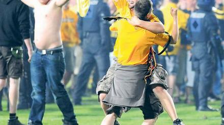 Brüderchen, komm tanz mit mir. Einige Dresdner Fans bejubeln den Aufstieg, andere randalieren. Foto: dpa 
