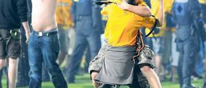 Brüderchen, komm tanz mit mir. Einige Dresdner Fans bejubeln den Aufstieg, andere randalieren. Foto: dpa