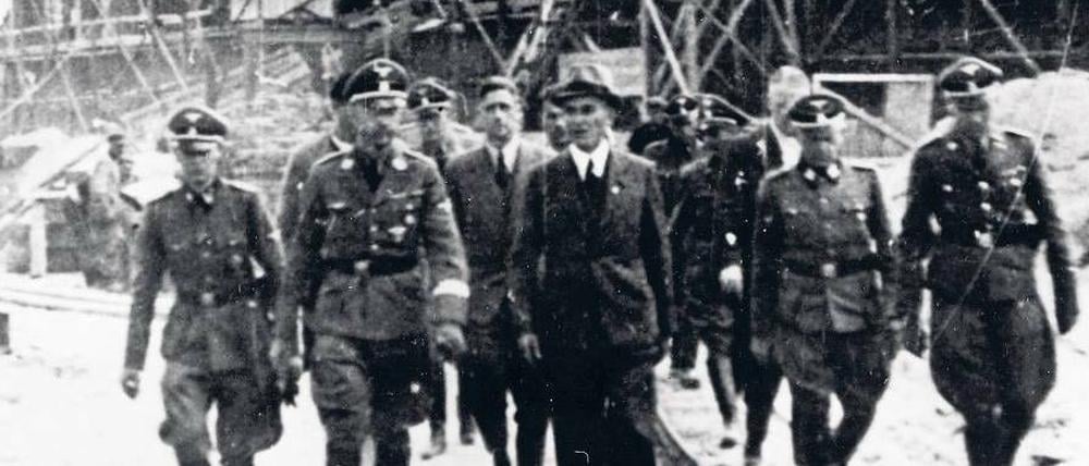 Besuch in Auschwitz. Himmler am 17. Juli 1942 auf der Baustelle der I.G. mit KZ-Kommandant Rudolf Höß (rechts).