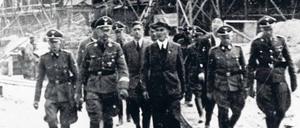 Besuch in Auschwitz. Himmler am 17. Juli 1942 auf der Baustelle der I.G. mit KZ-Kommandant Rudolf Höß (rechts). 