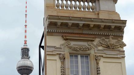 Die Musterfassade bildet eine Fensterachse über zwei Obergeschosse mit Hauptgesims und Balustrade aus der Südfassade ab. 