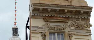 Die Musterfassade bildet eine Fensterachse über zwei Obergeschosse mit Hauptgesims und Balustrade aus der Südfassade ab. 