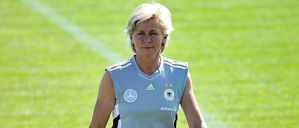 Silvia Neid, 47, ist seit sechs Jahren Bundestrainerin. Unter ihrer Leitung gewannen die deutschen Frauen 2007 die Welt- und 2009 die Europameisterschaft. In ihrer aktiven Laufbahn absolvierte sie bis 1996 111 Länderspiele, in denen sie 48 Tore schoss.