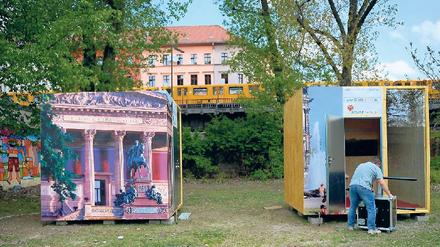 Die Boxen im Prinzenbad: Hinten die U-Bahn, vorn das Schwimmbecken 