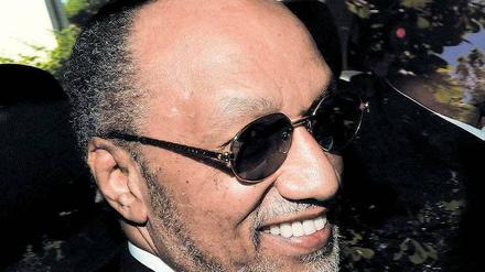 Letztes Lachen. Mohamed Bin Hammam grinst noch auf dem Weg zur Anhörung vor der Ethikkommission – die ihn anschließend suspendiert. Foto: dpa