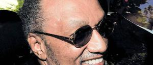 Letztes Lachen. Mohamed Bin Hammam grinst noch auf dem Weg zur Anhörung vor der Ethikkommission – die ihn anschließend suspendiert. Foto: dpa