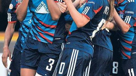 Sieg zum Anfassen. Wendie Renard (links) brachte Lyon im Champions-League-Finale gegen Potsdam in Führung. Am Ende hieß es 2:0 für die Französinnen. Foto: dpa