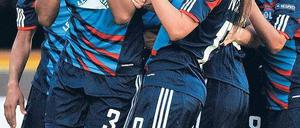 Sieg zum Anfassen. Wendie Renard (links) brachte Lyon im Champions-League-Finale gegen Potsdam in Führung. Am Ende hieß es 2:0 für die Französinnen. Foto: dpa