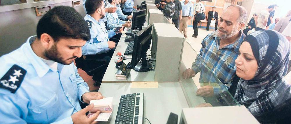 Neue Routine. Ein palästinensischer Polizist prüft die Pässe von Bewohnern des Gazastreifens, die nach Ägypten ausreisen wollen. Ägypten hat am Sonnabend den einzigen nicht von Israel kontrollierten Grenzübergang nach Gaza für Personen wieder eröffnet. 