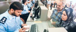 Neue Routine. Ein palästinensischer Polizist prüft die Pässe von Bewohnern des Gazastreifens, die nach Ägypten ausreisen wollen. Ägypten hat am Sonnabend den einzigen nicht von Israel kontrollierten Grenzübergang nach Gaza für Personen wieder eröffnet. 