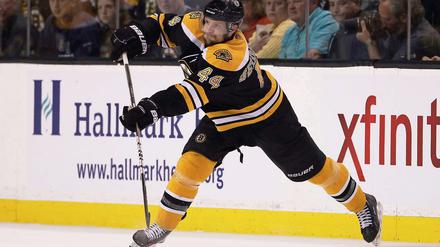 Wird er es? Dennis Seidenberg von den Boston Bruins trifft auf die Vancouver Canucks mit Christian Ehrhoff.