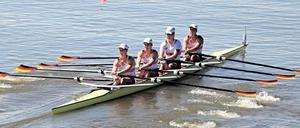 Ziehen für ein Ziel. Der Doppel-Vierer, hier 2010 in der Besetzung Oppelt, Bär, Manker und Richter (von vorne), soll wieder das werden, was der Achter bei den Männern ist. Foto: p-a/dpa
